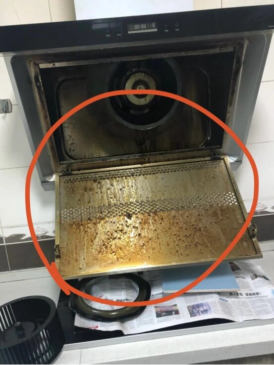 媳婦下單了我們的油煙機清洗服務，上門時婆婆卻攔著（zhe）不讓拆